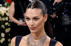 Biquíni de cordas no barco com Vitoria Cerets, 27, Leonardo DiCaprio, 50