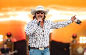 O homem corre no palco durante o show do country artista em The Wild Moment