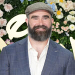 Jason Kelce compartilha os fãs usando um desafio para tomar um doce doce