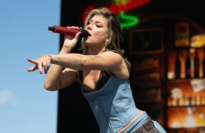 A sensação de clustes pop mata tradições tradicionais em botas vermelhas de cougler