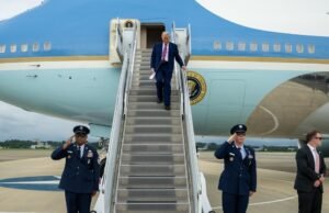 Chegando no Alasca, Trump recebeu um forte aperto de mão para Putin