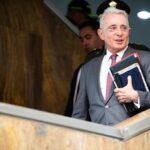 Os doze anos da Terra da Terra prenderam Okslvaro Colombian Presidente