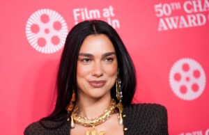 Dua lipa para uma noite perfeita Stans em vestido de prata