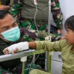 TNI pegou um helicóptero no interior da Papua, pegou o garoto da cirurgia de Flaf Lips Free Flaf