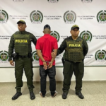 Capturado na Antialia do homem que está procurando em um Panamá usando um interpol renovado