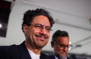 O membro do Senado, Sepada Urib, mostra a “pressão” do Senado Urib após a independência emitida pela Justiça Colombiana