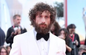 Aaron Taylor-Johnson parece inconsciente no filme de Veneza de 2025