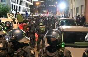 Pelo menos 150 feridos foram feridos nos manifestantes e polifistas em Colonia (alemão)