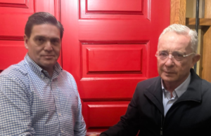 O ex -ministro da Defesa Juan Carlos Pinzen disse em uma reunião com Elvaro Uribe: “Precisamos encontrar um propósito geral”