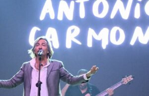 Carmona, seu vice -Chanceler Juan se reuniu no palco para prestar homenagem a Habichua