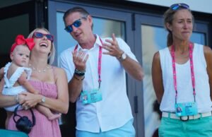 Britney Mahomes combinou com o vestido Gingham com o arco de Baby Golden no Casey