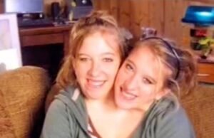 Gêmeos reuniram Abby e Brittany carregando um banco de bebê do bebê para visitar o trabalho