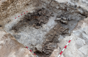 Esqueleto guerreiro de 2,100 anos chamado “Sakar Master”, enterrado em uma impressionante grinalda dourada, desenterrada na Bulgária