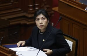 Seus comandos em Betsey Chavez e a carta de mensagem: uma videochamada, um padre e seu cemitério em Taca