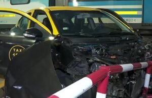 Um trem atingiu o táxi que tentou atravessar a pista com uma barreira baixa: o motorista fugiu do local