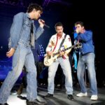 Exes Joe Jonas e Demi Lovato unificados no palco em Jonas Grays