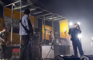 Carolina durante a luz das estrelas do Western Fire com a estréia cheia de energia e atitude