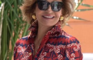 Natty Abassal se orgulha de suas férias de luxo italiano 82 anos de maiô