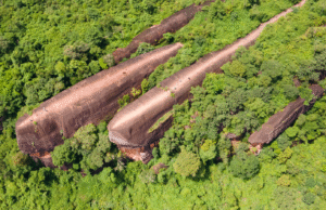 Três Whale Rock: 75 milhões de anos de pedras de Levitons da Tailândia que parecem estar flutuando no mar de árvores