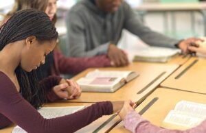 Os juízes federais proibiram faculdades religiosas do programa estadual.