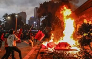 Os manifestantes acumulados matam três pessoas em Sulawesi, Indonésia