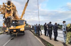 Crescimento morto após ônibus em um rio no centro de Benin