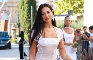 Dua lipa aborda vestido de convidado de casamento branco ‘nu’ branco