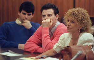 Os títulos de Menandz presentes em frente ao quadro de liberdade condicional em uma audiência de 2 dias