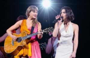 Taylor Swift interrompe o concerto de Grasi Abrams para celebrar o noivado