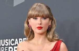 Taylor Swift mostra um anel de investimento em jogos de futebol universitário