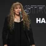 Stevie Nicks pegue o evento depois do ombro