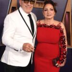 Gloria Estany dá as boas -vindas ao marido Emilio da Dedy em Hakup