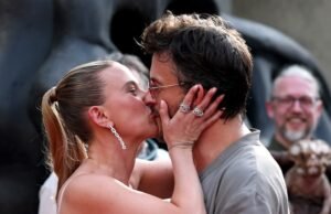 Jonathan Bailey compartilha a foto da resgate Scarlet Johansson durante o drama de beijo