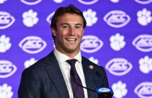 CLAMSON QB KED KLUBNIC ACONTECE UM RULTO FALSO DE QUE ESTÁ NO COLLAPHO DO CARRO