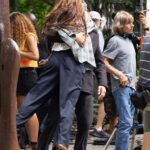 Katie Holmes saltou para o braço de Jackson de Jackson em ‘Hours Want