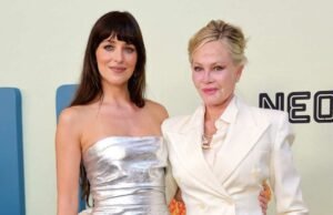 Dakota Johnson no tapete vermelho usava um vestido prateado com Melani Griffith