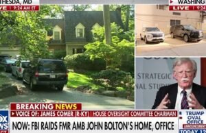 O presidente do Comitê de Observação da Câmara, John Bolton, discute o ataque do FBI