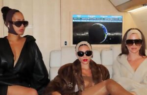 Kim Kardashian Skims usando um vestido completo com um rap de rosto