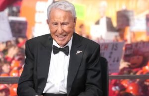 Sportscaster Lee Comso Sinais da College Isoy após 36 anos