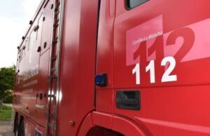 A brigada de incêndio limitou o fogo que já jogou três navios de reciclagem de plástico em Yera