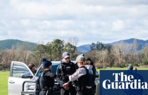 Um homem preso em contato com a caça relatou armas para ser acusado de matar dois policiais