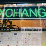 O dólar oficial pediu US $ 1.380 e citado acima do azul