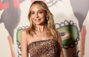 Nicole Richrie jura por este quatorze cuspindo a pele brilhante