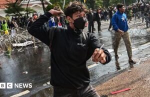 Os protestos em Jacarta começaram depois que a polícia violou