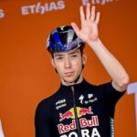 Roger Adrià bateu acima do castelo, onde eles caem do touro e da ciccone