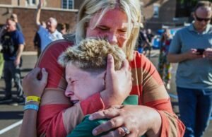 Tiro na Igreja Miniopolis durante a escola peixe duas crianças mortas, vários feridos