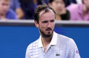Tennis Pro Danil Medvedev Racket Smashs em 2025 US Open Meldown