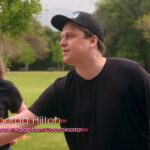 Você viu a página ‘Ema Kenney, como Conrad Hilton em’ Beyond Villa ‘?