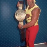 A maneira doce de Hugan Hogan Hogan estima o lutador no funeral