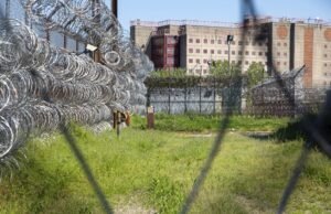 Três três policiais foram suspensos após a morte de um prisioneiro na Ilha Raeres